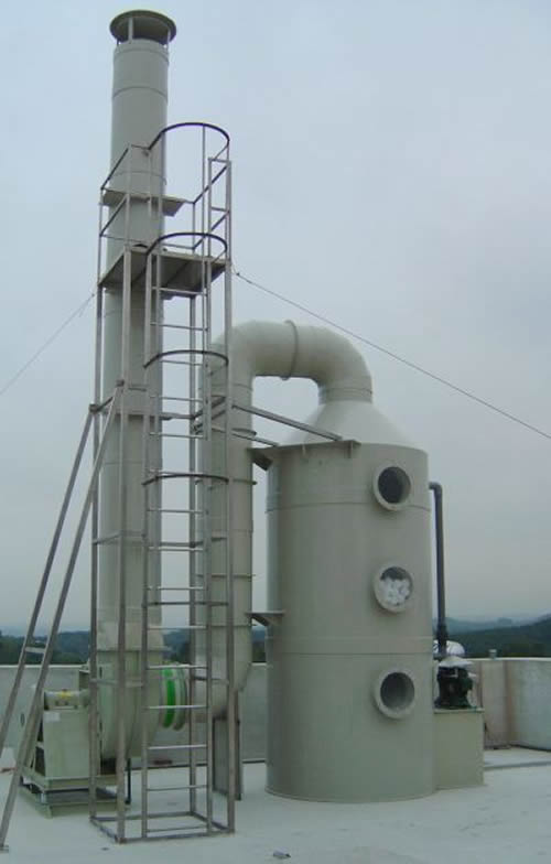 適用於各種電子元件之濕製程、表面處理、五金、金屬板、管、線材酸洗研磨之工業產品、在生產過程中產生有毒氣體時，具有極優異的淨化性能，可配合不同氣體淨化,選擇合適之濾材。鉻酸、硫酸、硝酸、鹽酸、氫氟酸、以及氮氧化物、碳氧化物、硫氧化物、氰化物、有機化合物…等氣體處理,具有極優異的淨化性能。A、藉慣性紊流，將污染物質強制輸送到液體上 B、洗滌液噴淋平均，增加有效空間 C、體積小效率高 D、抗紫外線材質，耐候性佳，剛性足
